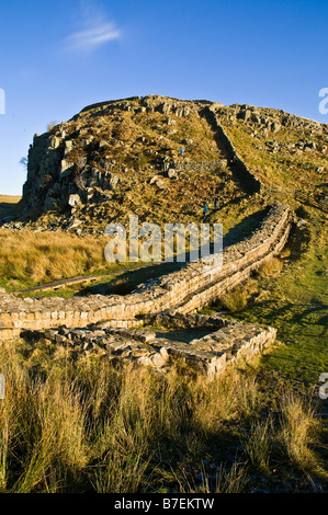 Mur d'Hadrien en acier dh Rigg NORTHUMBRIA Marcheurs tour romane et le Parc National de Northumberland mur romain Banque D'Images