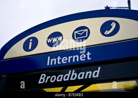 dh INTERNET Royaume-Uni Haut débit téléphone Internet box signes kiosque www Cabine communication téléphone informatique Ecosse Banque D'Images