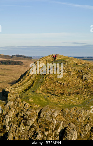 Dh Hotbank Crags mur Hadrian mur Romain de Northumbrie Randonneurs Parc National de Northumberland ramblers Banque D'Images