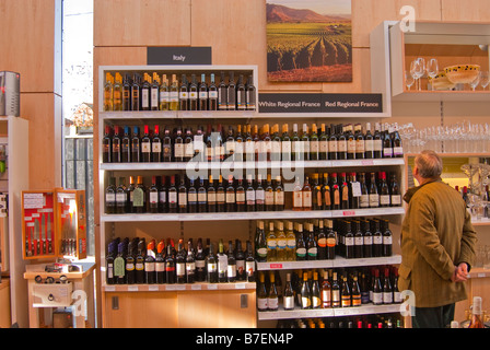 L'intérieur de la nouvelle cave Adnams & cuisine boutique vendant vins,bières,etc. avec un café trop à Southwold, Suffolk, UK Banque D'Images