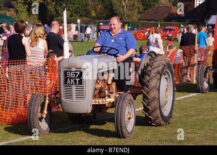 Petit gris ferguson tracteur agriculteur vieux classique journée spectaculaire village biddenden angleterre kent uk europe Banque D'Images