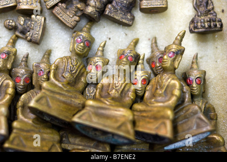 Détail de cheap amulettes bouddhiste miniature sur un stand dans l'Allée des vendeurs amulette Phra Nakorn salon marché en Thaïlande Bangkok Banque D'Images