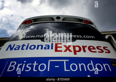 Un entraîneur National Express à la gare routière de Victoria à Londres Banque D'Images