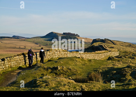 dh Steel Rigg HADRIEN WALL NORTHUMBERLAND Walkers mur romain Northumberland National Park Country northumbria marche angleterre hiver Banque D'Images