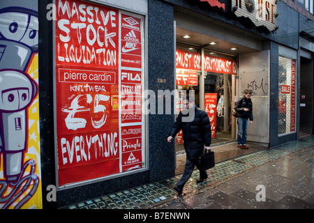 Oxford Street, Londres. Boutiques offrent d'importantes réductions d'encourager les gens à acheter leurs produits en raison de l'ampleur de la récession en 2009 Banque D'Images