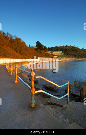 Recherche le long de la promenade de la plage de Meadfoot à Torquay dans le sud du Devon en Angleterre au lever du soleil Banque D'Images