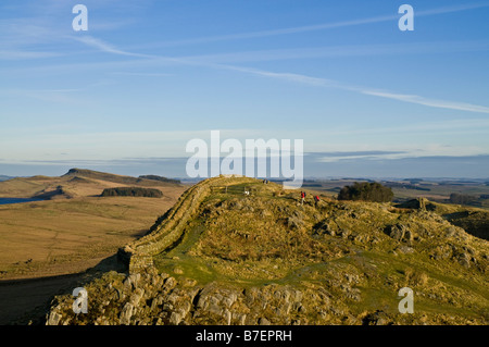 Dh Hotbank Crags mur Hadrian NORTHUMBRIA Rambling couple mur Romain de Parc National de Northumberland Banque D'Images