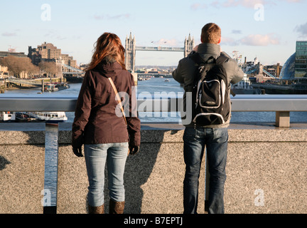 Couple de touristes admirer vue sur le Tower Bridge de London Bridge Banque D'Images