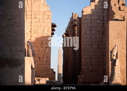 L'axe central salle hypostyle du Temple de Karnak Egypte Banque D'Images