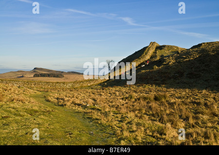 dh Hotbank Crags HADRIEN MUR NORTHUMBRIA randonnée pédestre mur romain Parc national Northumberland sentier hiver confiance chemin du pied Banque D'Images