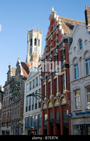 Flamand typique des façades sur une rue commerciale dans la capitale de Flandres Brugge Belgique Banque D'Images