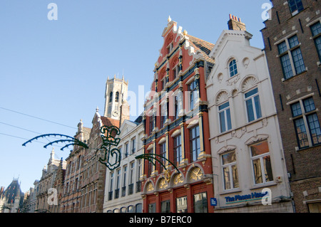 Flamand typique des façades sur une rue commerciale dans la capitale de Flandres Brugge Belgique Banque D'Images