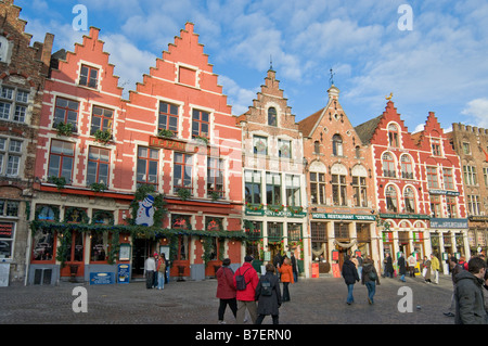 Flamand typique des façades sur une rue commerciale dans la capitale de Flandres Brugge Belgique Banque D'Images