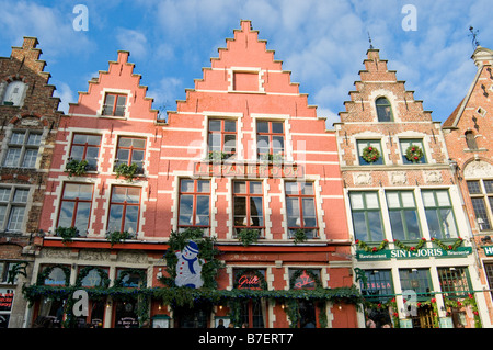 Flamand typique des façades sur une rue commerciale dans la capitale de Flandres Brugge Belgique Banque D'Images