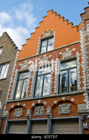 Flamand typique des façades sur une rue commerciale dans la capitale de Flandres Brugge Belgique Banque D'Images