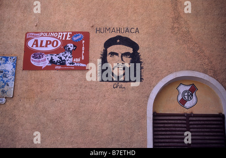 Che Guevara, badge du club de football River plate et annonce de nourriture pour chiens sur le mur, Humahuaca, province de Jujuy, Argentine Banque D'Images