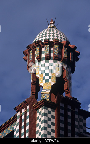 Tour de béton Sol carrelé de l'Art Nouveau ou du modernisme Casa Vicens (1883-88) House par Antoni Gaudi, Barcelone, Espagne Banque D'Images