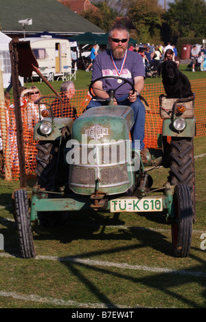 Petit gris ferguson tracteur agriculteur vieux classique journée spectaculaire village biddenden angleterre kent uk europe Banque D'Images