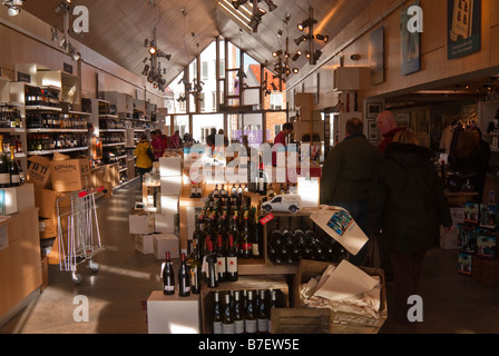 L'intérieur de la nouvelle cave Adnams & cuisine boutique vendant vins,bières,etc. avec un café trop à Southwold, Suffolk, UK Banque D'Images