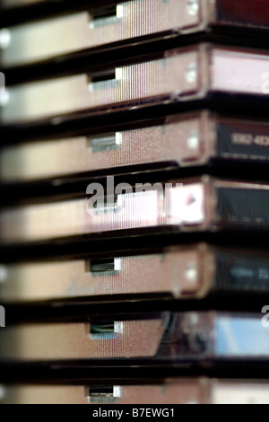 Les boîtiers de CD de musique empilées dans le rack close up Banque D'Images