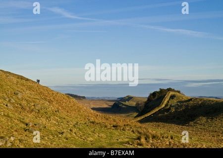 Dh Hotbank Crags mur Hadrian mur Romain de Northumbrie Randonneurs Parc National de Northumberland couple Banque D'Images