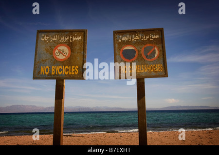 Deux panneaux d'avertissement sur la plage de Dahab, Egypte, Banque D'Images