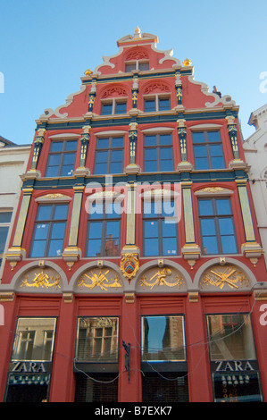 Flamand typique des façades sur une rue commerciale dans la capitale de Flandres Brugge Belgique Banque D'Images