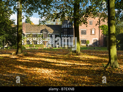 L'automne à Gawsworth Old Hall, Gawsworth, près de Macclesfield, Cheshire, England, UK Banque D'Images