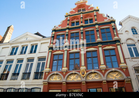 Flamand typique des façades sur une rue commerciale dans la capitale de Flandres Brugge Belgique Banque D'Images