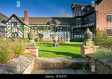 Le Jardin de Gawsworth Old Hall, Gawsworth, près de Macclesfield, Cheshire, England, UK Banque D'Images