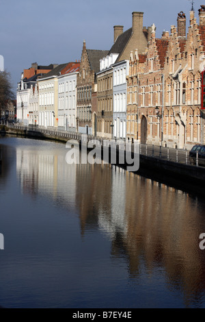 Les bâtiments de Bruges se reflétant dans les eaux du canal Banque D'Images