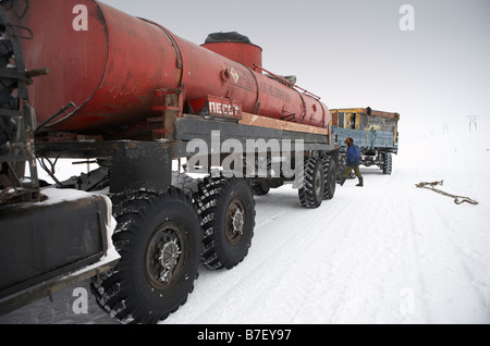 Les camions transportant de la nourriture et du carburant, la Tchoukotka Sibérie Russie Banque D'Images