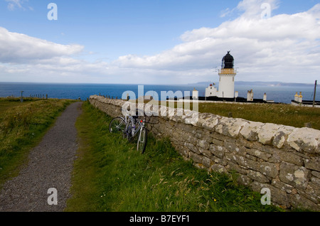 Dunnett Head le point le plus au nord dans la partie continentale de Britainand avec le phare en arrière-plan des Orcades en Écosse Caithness Banque D'Images