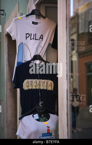 T-shirts souvenirs à l'extérieur de l'atelier à Pula, Croatie Banque D'Images