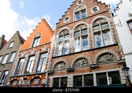 Flamand typique des façades sur une rue commerciale dans la capitale de Flandres Brugge Belgique Banque D'Images