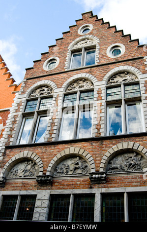 Flamand typique des façades sur une rue commerciale dans la capitale de Flandres Brugge Belgique Banque D'Images