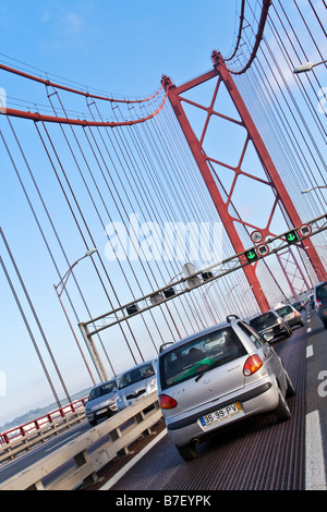 Pont 25 de Abril à Lisbonne, Portugal. Un double pont suspendu le pont du Golden Gate et construit par la même société. Banque D'Images