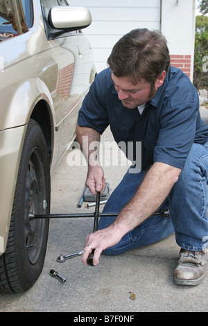 Un mécanicien changer un pneu Banque D'Images