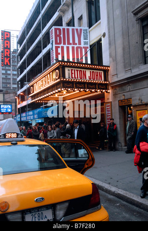 Foules arrivent à l'Imperial Theatre pour une représentation en matinée du tout nouveau hit musical Billy Elliot Banque D'Images