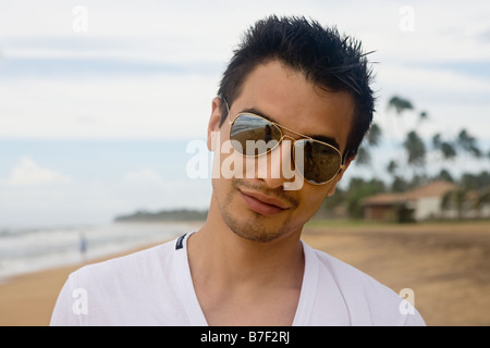 Un jeune homme sur la plage de Wadduwa (Sri Lanka) Banque D'Images