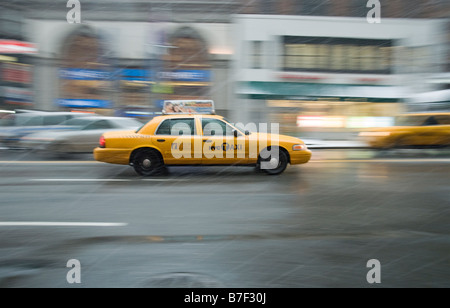 New York City Taxi avec nouveau logo qui est entré en vigueur à la fin de 2007 Banque D'Images