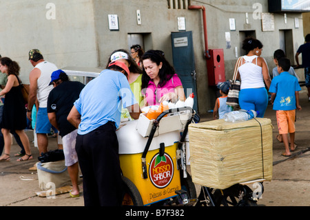 Des sucreries et des collations en vente sous la tour de télévision de Brasilia. une célèbre destination week-end pour les habitants et touristes. Banque D'Images