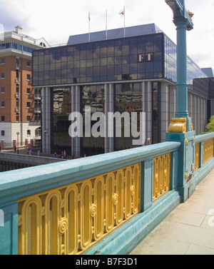 Journal Financial Times siège bureaux sur la rive de la Tamise Southwark Bridge London UK Banque D'Images