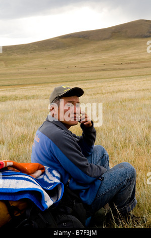 Un homme de la Mongolie dans les vastes prairies. Banque D'Images