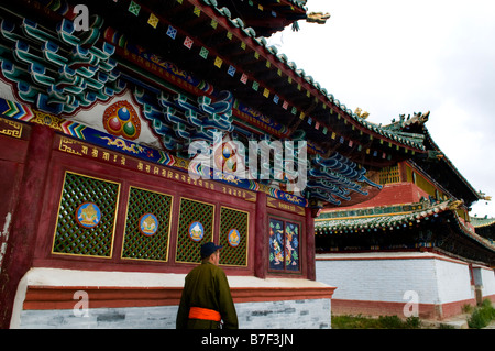 Un homme marche mongole acheter l'un des temples à la célèbre Zuu temple complexe qui est le premier monastère bouddhiste en Mongolie Banque D'Images