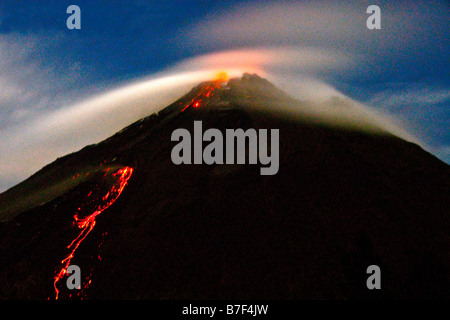 Volcan Arenal lave de fumer et à incandescence émettant des coulées pyroclastiques de nuit Banque D'Images