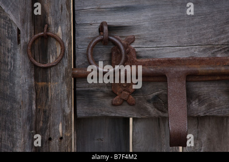 Détail d'une vieille porte en bois, avec un simple verrou métallique. Banque D'Images