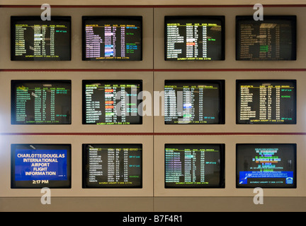 Les horaires de départ et d'arrivée des lignes aériennes sur les moniteurs CRT Banque D'Images