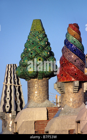 Pots de cheminée colorés sur le toit de l'Art Nouveau ou Palau Güell, palais Guell (1886-90) par Antoni Gaudi, Barcelone, Espagne Banque D'Images