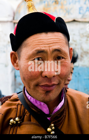 Portrait d'un homme habillé en Mongolie tissu traditionnel. Banque D'Images